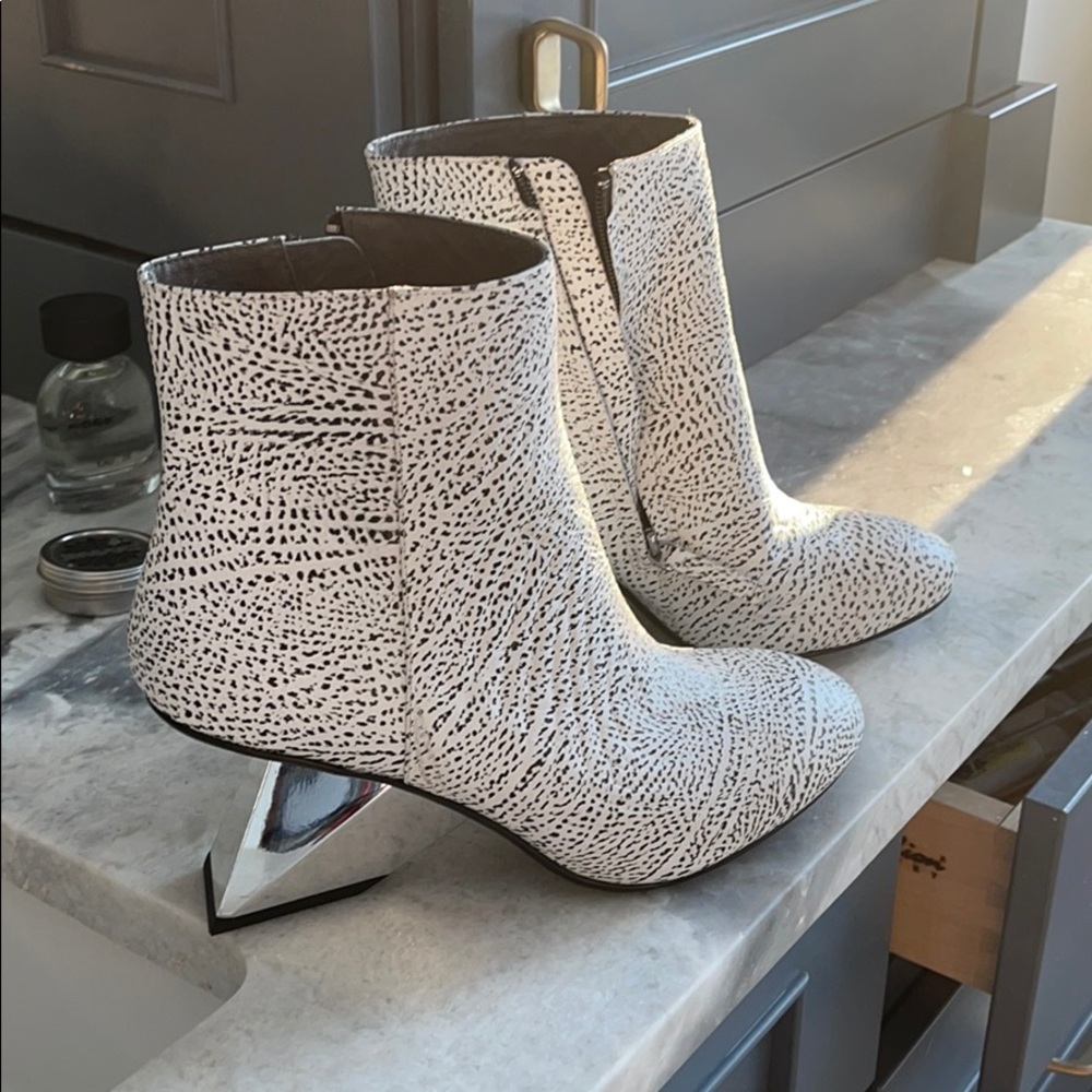 Sexy and unusual United Nude boots